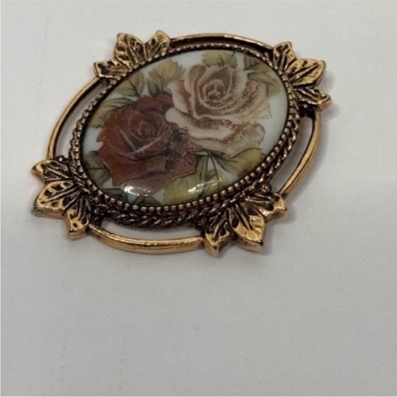 Vintage Sarah Coventry Floral Cameo Pendant Gold Tone Oval - Picture 5 of 6